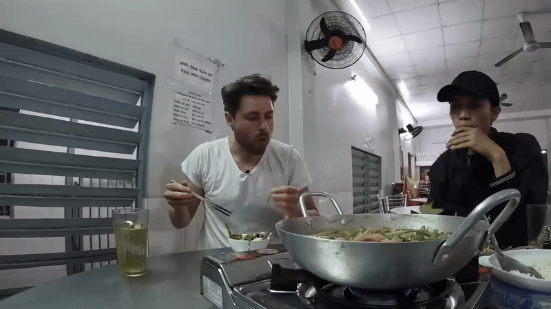 Kh&aacute;ch T&acirc;y t&ograve; m&ograve; thử đặc sản nức tiếng miền T&acirc;y, nhận x&eacute;t: 