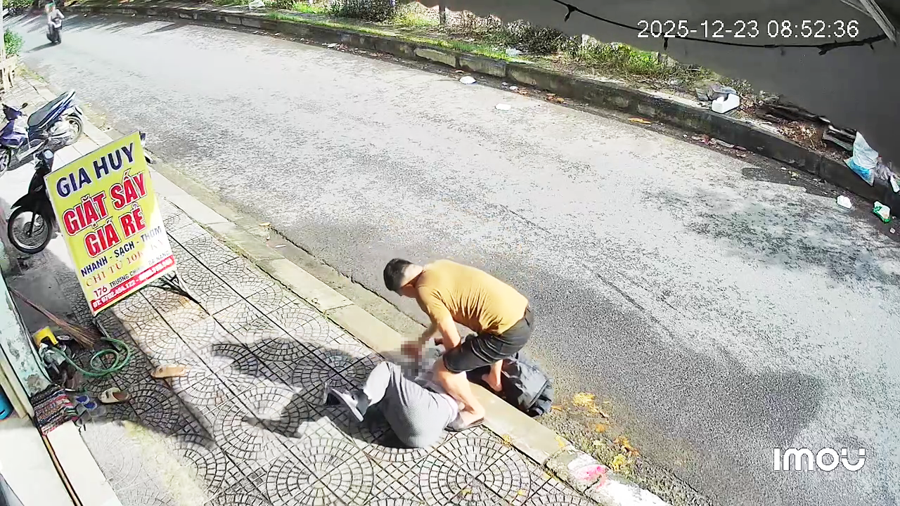 Điều tra vụ người phụ nữ bị tấn c&ocirc;ng giữa đường ở Đ&agrave; Nẵng- Ảnh 1.