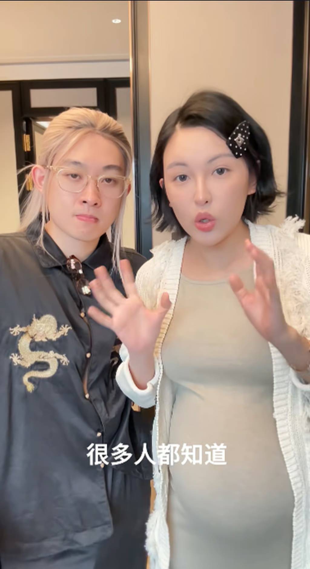 Mẹ mải chụp ảnh, con trai l&agrave;m vỡ chiếc vương miện hơn 7 tỷ đồng - Ảnh 2.