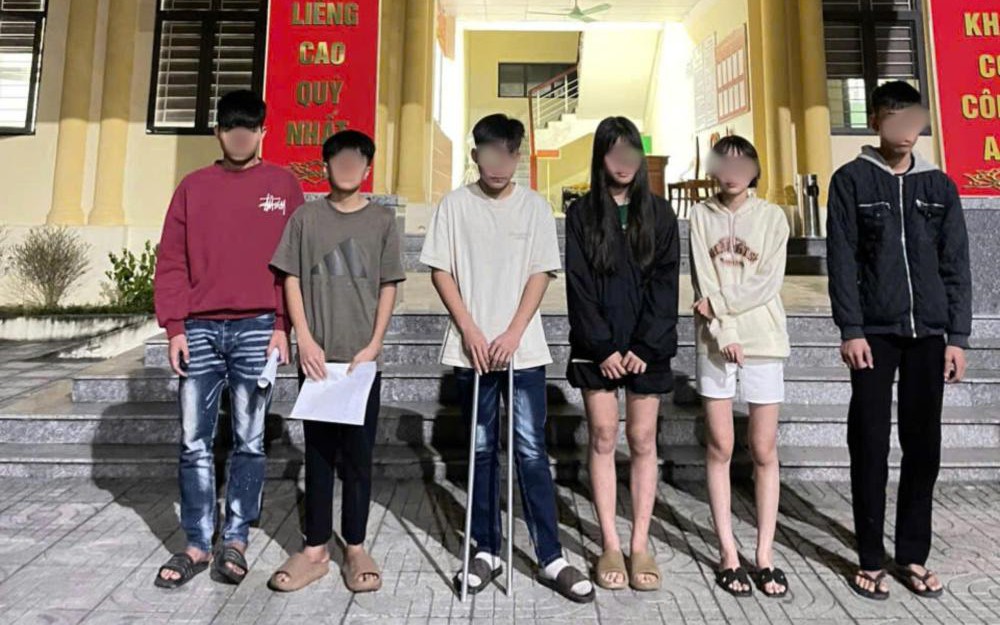 Ngăn chặn nhóm học sinh mang hung khí chuẩn bị đánh nhau - Ảnh 2. Ngăn chặn nhóm học sinh mang hung khí chuẩn bị đánh nhau - Ảnh 2.