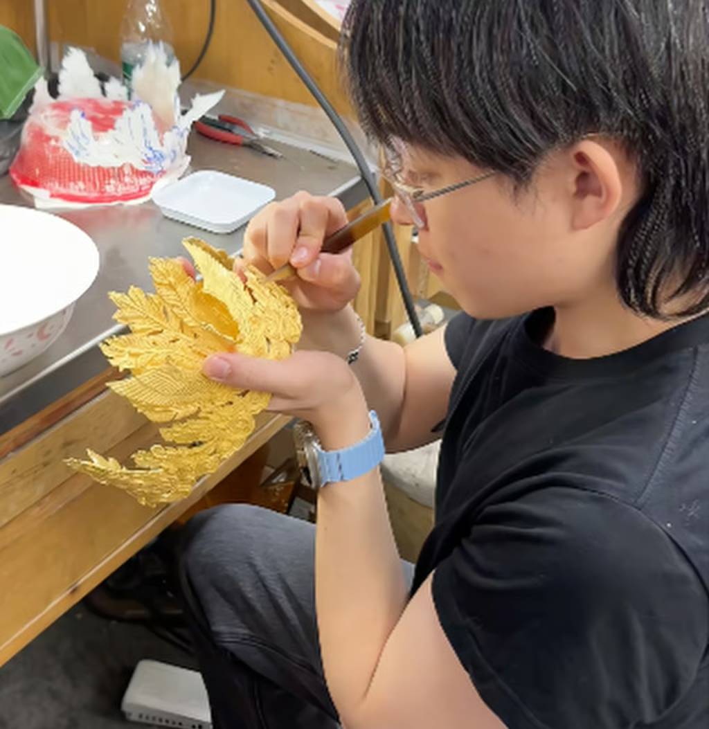 Mẹ mải chụp ảnh, con trai l&agrave;m vỡ chiếc vương miện hơn 7 tỷ đồng - Ảnh 4.