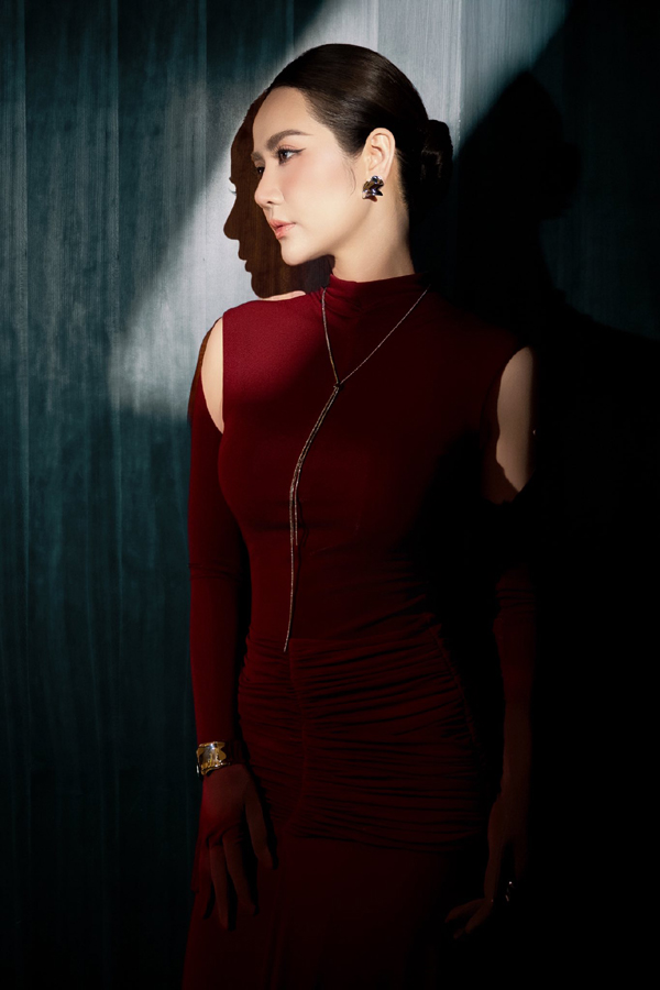 Nữ ch&iacute;nh phim 'C&aacute;ch em 1 milimet' đ&oacute;n gi&aacute;ng sinh với trang phục m&agrave;u đỏ ngọt ng&agrave;o - Ảnh 8.