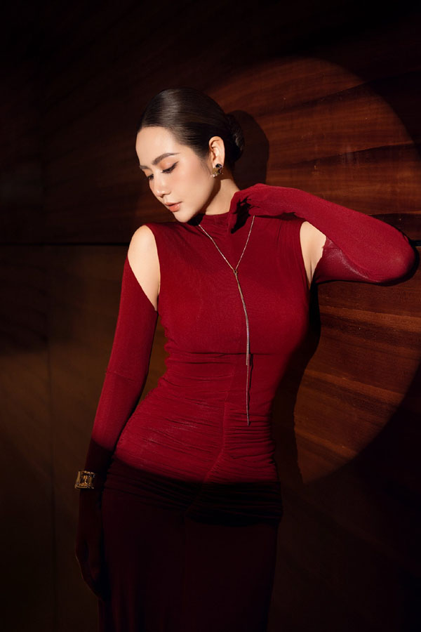 Nữ ch&iacute;nh phim 'C&aacute;ch em 1 milimet' đ&oacute;n gi&aacute;ng sinh với trang phục m&agrave;u đỏ ngọt ng&agrave;o - Ảnh 9.