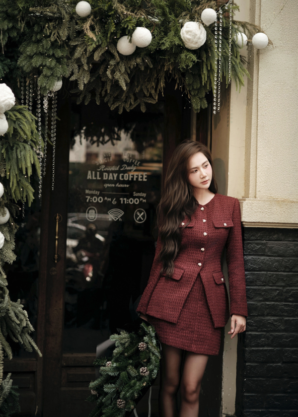 Nữ ch&iacute;nh phim 'C&aacute;ch em 1 milimet' đ&oacute;n gi&aacute;ng sinh với trang phục m&agrave;u đỏ ngọt ng&agrave;o - Ảnh 2.