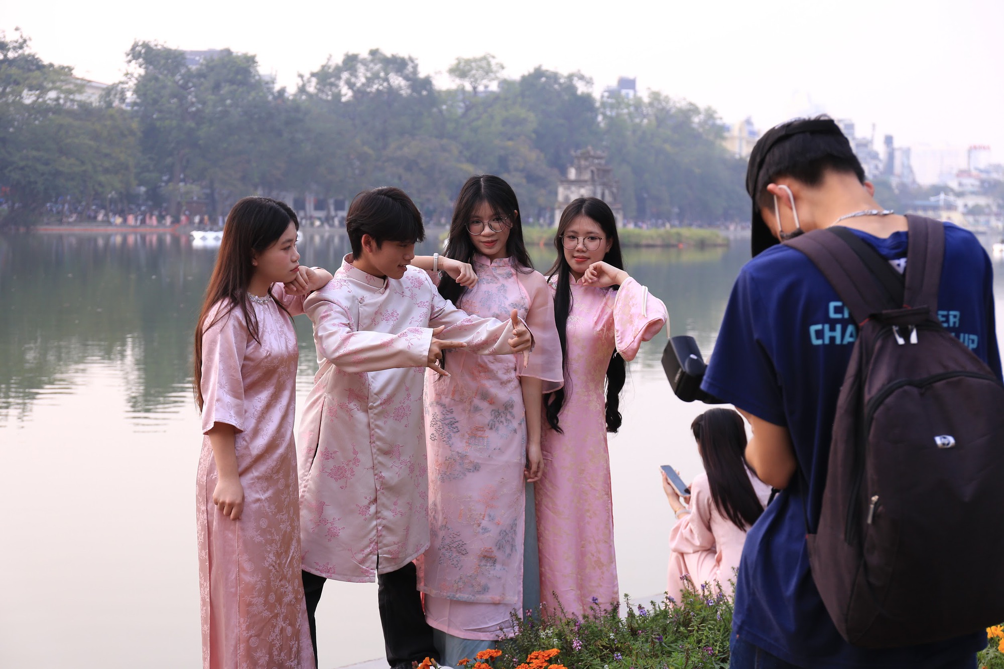 &Aacute;o d&agrave;i truyền thống 'gọi tết', dịch vụ chụp ảnh cuối năm v&agrave;o m&ugrave;a s&ocirc;i động - Ảnh 2.