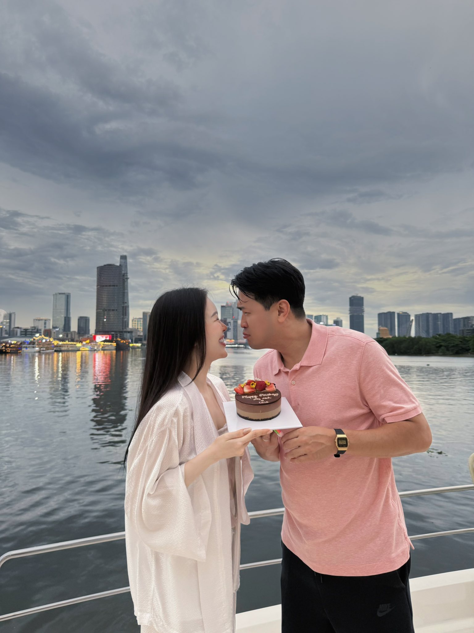 Phillip Nguyễn gửi lời yêu thương tới Linh Rin nhân dịp Giáng sinh 2023 - Ảnh 3. Phillip Nguyễn gửi lời yêu thương tới Linh Rin nhân dịp Giáng sinh 2023 - Ảnh 3.