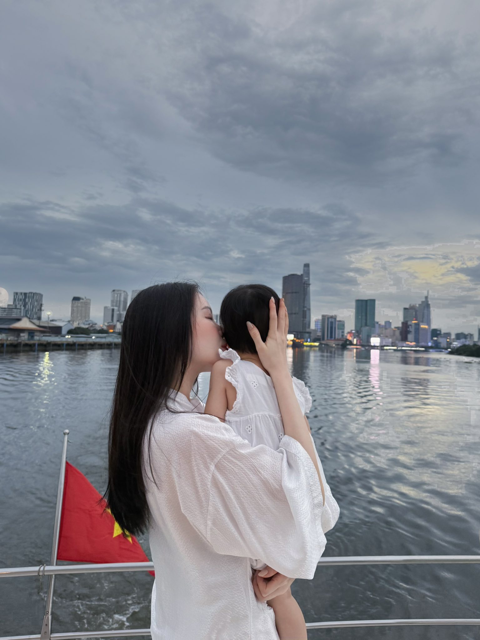 Phillip Nguyễn gửi lời yêu thương tới Linh Rin nhân dịp Giáng sinh 2023 - Ảnh 4. Phillip Nguyễn gửi lời yêu thương tới Linh Rin nhân dịp Giáng sinh 2023 - Ảnh 4.