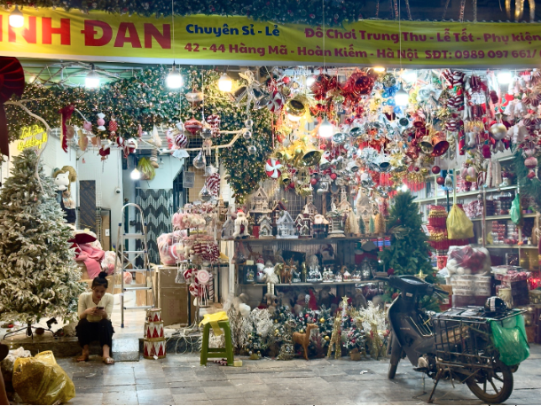 Phố H&agrave;ng M&atilde; &ldquo;mới&rdquo; trong ng&agrave;y Noel - Ảnh 2.
