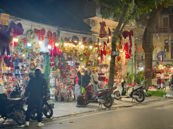 Phố H&agrave;ng M&atilde; &ldquo;mới&rdquo; trong ng&agrave;y Noel - Ảnh 3.