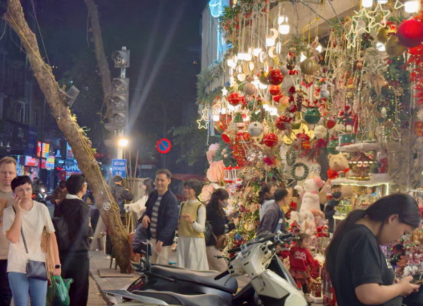 Phố H&agrave;ng M&atilde; &ldquo;mới&rdquo; trong ng&agrave;y Noel - Ảnh 4.