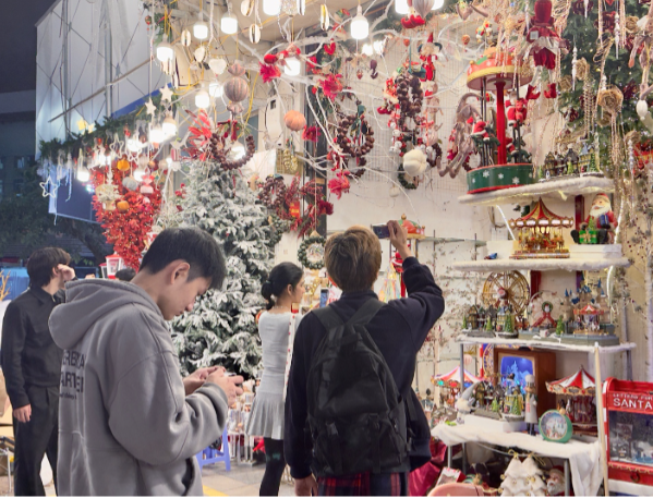 Phố H&agrave;ng M&atilde; &ldquo;mới&rdquo; trong ng&agrave;y Noel - Ảnh 5.