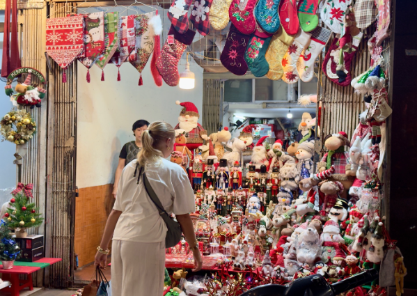 Phố H&agrave;ng M&atilde; &ldquo;mới&rdquo; trong ng&agrave;y Noel - Ảnh 6.