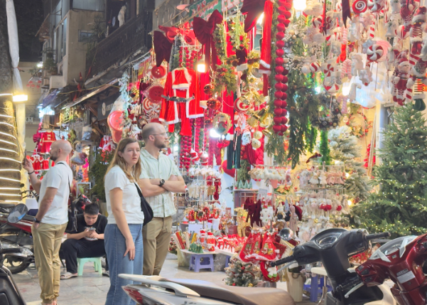 Phố H&agrave;ng M&atilde; &ldquo;mới&rdquo; trong ng&agrave;y Noel - Ảnh 7.