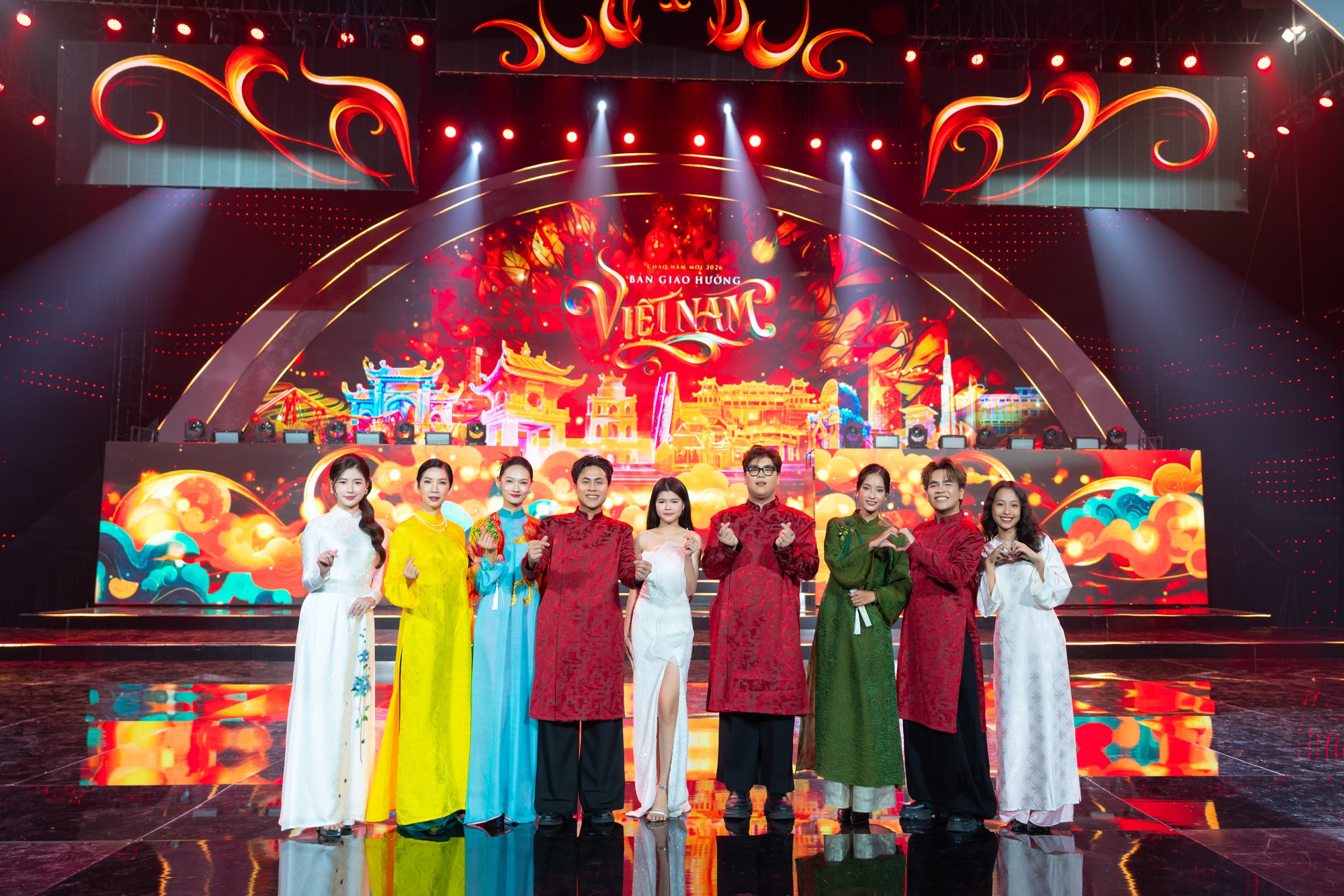 Bản giao hưởng Việt Nam ch&agrave;o năm mới 2026 với sự g&oacute;p mặt của Đức Ph&uacute;c - Ảnh 2.