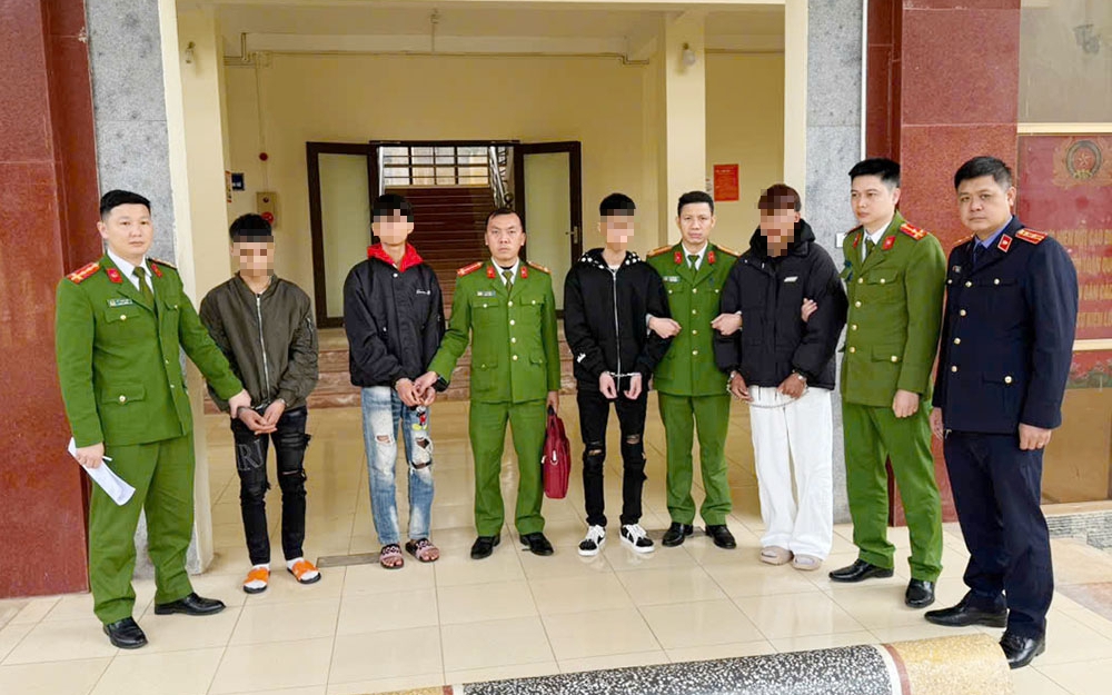 N&eacute;m chai bia v&agrave;o mặt người đi đường, hai thanh ni&ecirc;n c&ugrave;ng lĩnh &aacute;n - Ảnh 2.