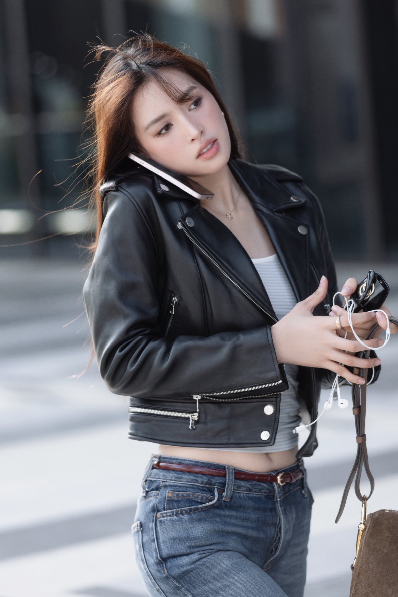 Xuống phố m&ugrave;a đ&ocirc;ng với &aacute;o da đẹp như Tăng Thanh H&agrave;, Hoa hậu Trần Tiểu Vy, Lương Thuỳ Linh - Ảnh 1.