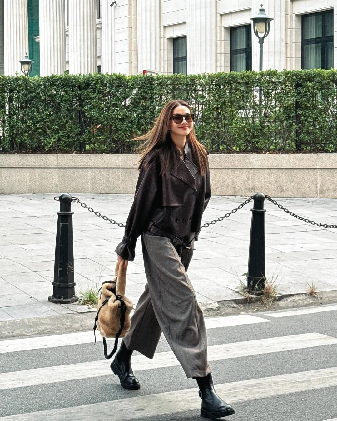 Xuống phố m&ugrave;a đ&ocirc;ng với &aacute;o da đẹp như Tăng Thanh H&agrave;, Hoa hậu Trần Tiểu Vy, Lương Thuỳ Linh - Ảnh 11.