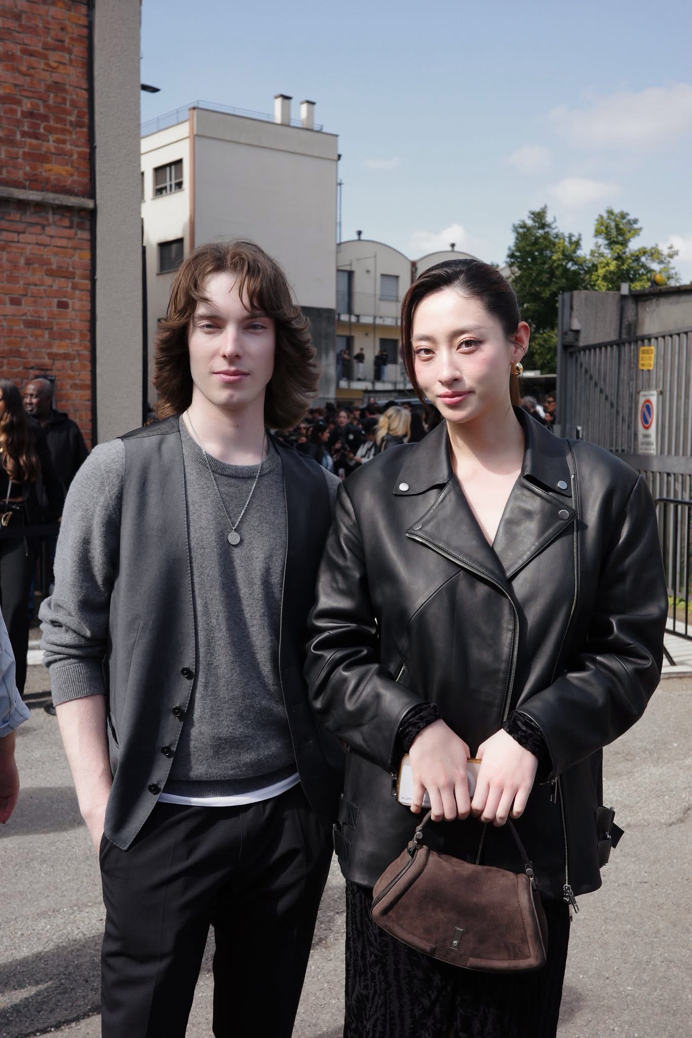 Xuống phố m&ugrave;a đ&ocirc;ng với &aacute;o da đẹp như Tăng Thanh H&agrave;, Hoa hậu Trần Tiểu Vy, Lương Thuỳ Linh - Ảnh 5.