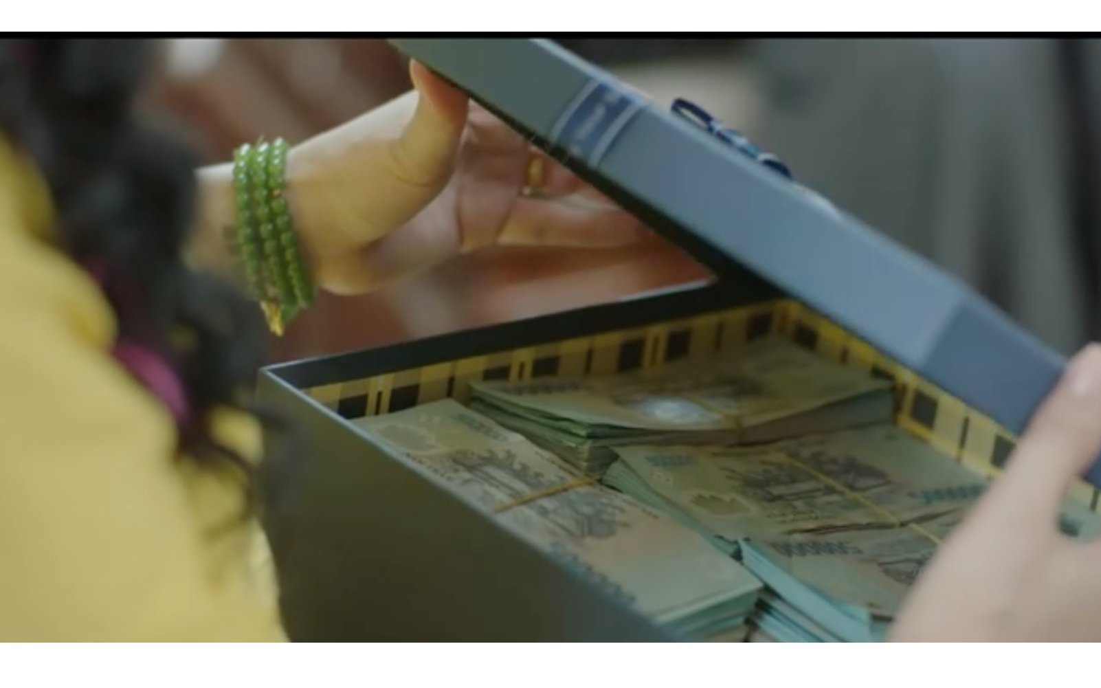 Vợ ch&aacute;nh thanh tra sững sờ khi nhận hộp tiền hối lộ từ Nguyệt