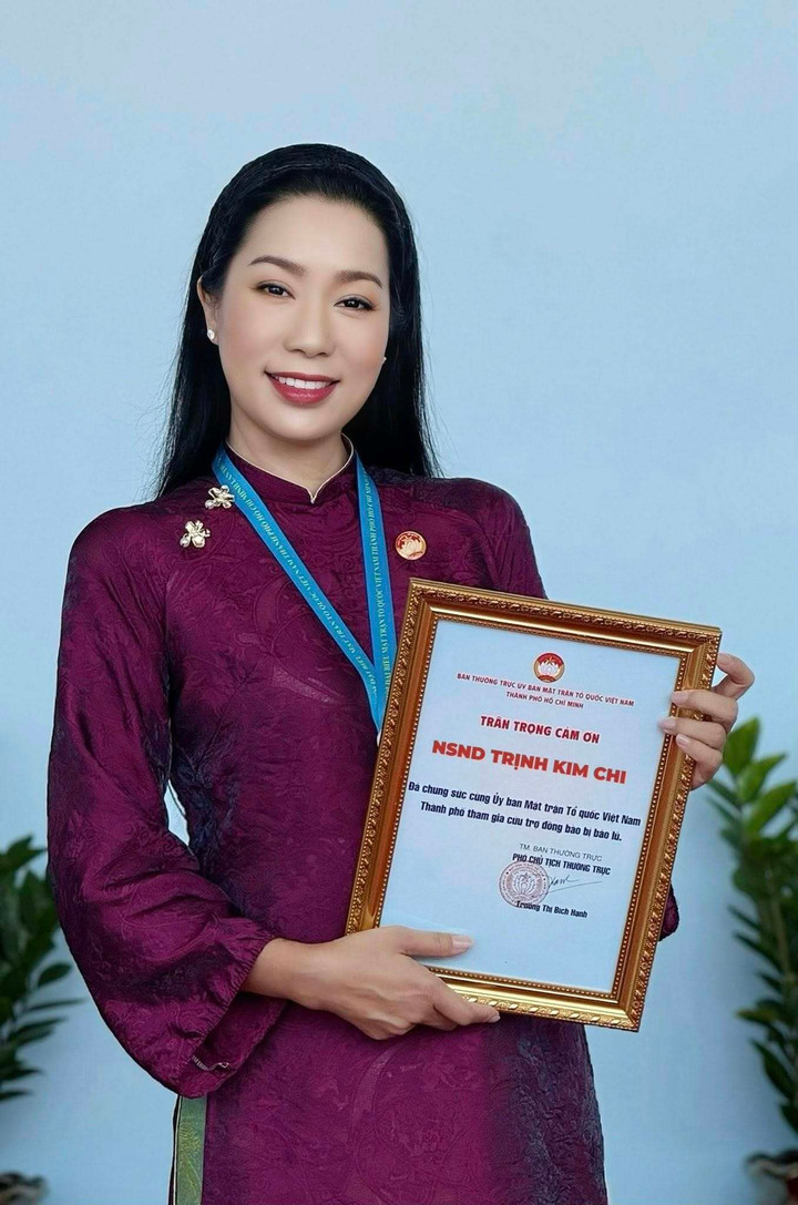 &Aacute; hậu Việt học tiến sĩ ở tuổi 54: L&agrave; gi&aacute;m đốc s&acirc;n khấu kịch, h&ocirc;n nh&acirc;n vi&ecirc;n m&atilde;n - Ảnh 3.