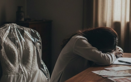 Thiệp hồng đ&atilde; ph&aacute;t, t&ocirc;i lỡ 'l&ecirc;n giường' với người y&ecirc;u cũ chỉ v&igrave; một ph&uacute;t yếu l&ograve;ng