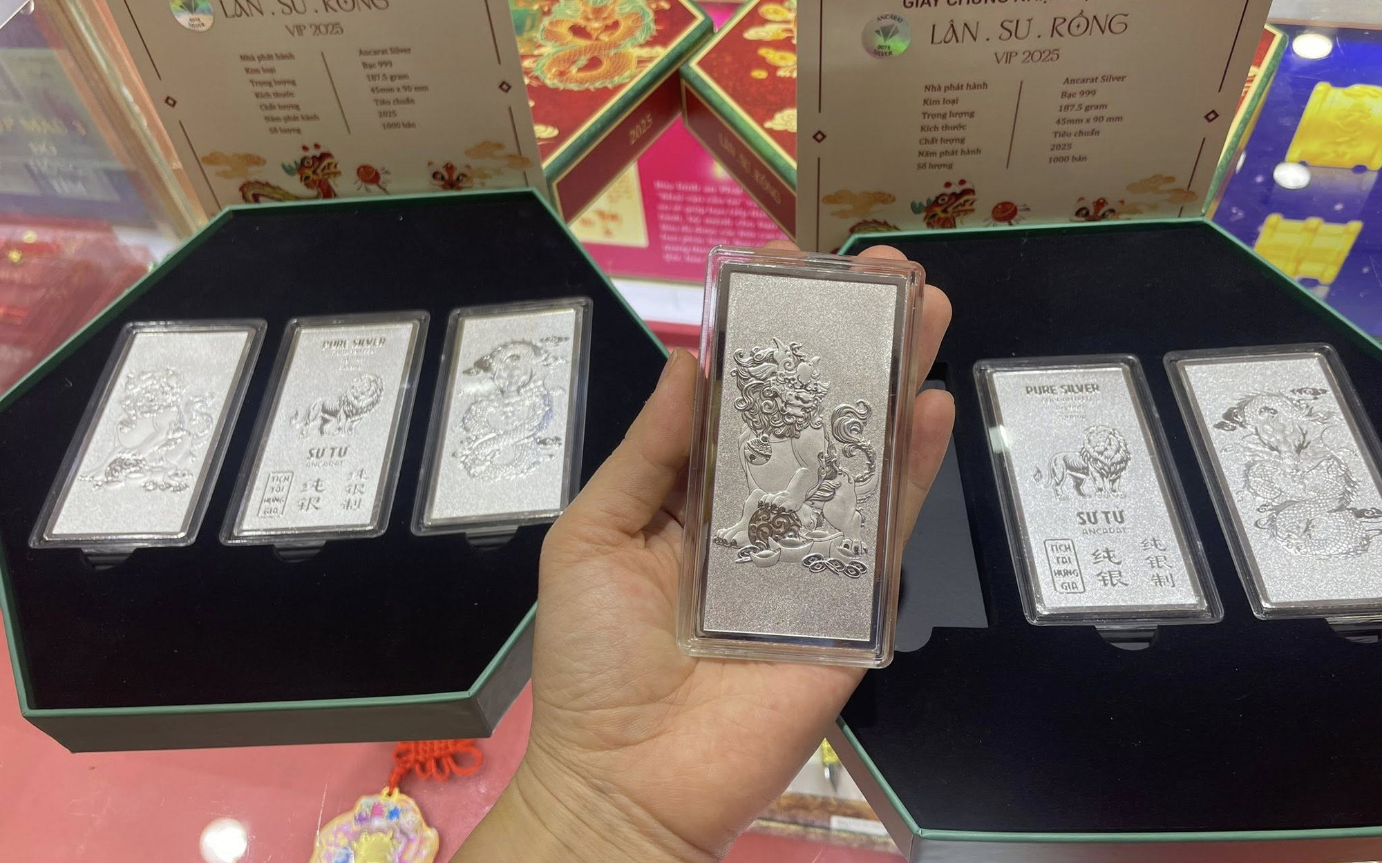 Giá bạc hôm nay (27/12): Thị trường mở phiên cuối tuần bật tăng thêm 170.000 đồng/lượng, giá trong nước vượt mốc 81,9 triệu đồng/kg