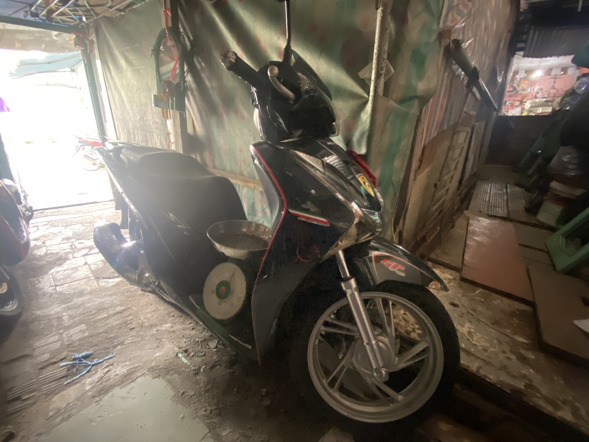 Gặp ch&uacute; xe &ocirc;m bị lan truyền sai sự thật tr&ecirc;n mạng: Tiết lộ về 2 chiếc xe PCX v&agrave; SH trong nh&agrave; - Ảnh 9.