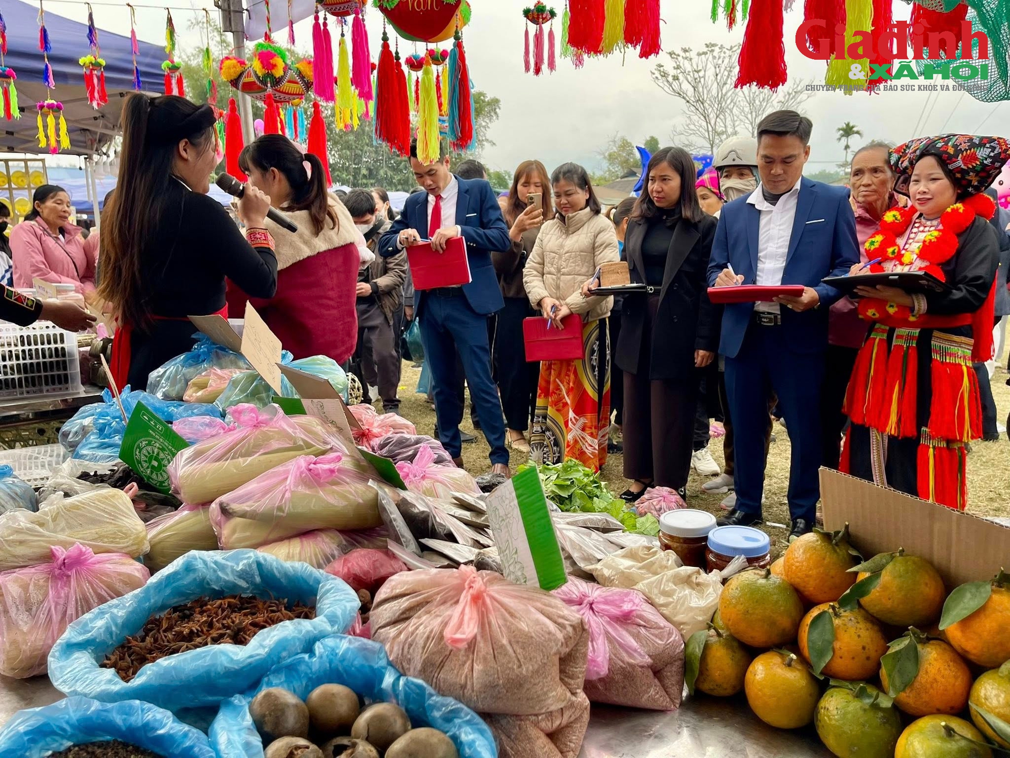 Ng&agrave;y hội chợ qu&ecirc; T&acirc;n Mỹ: Bảo vệ người ti&ecirc;u d&ugrave;ng với đặc sản gi&aacute; rẻ - Ảnh 2.