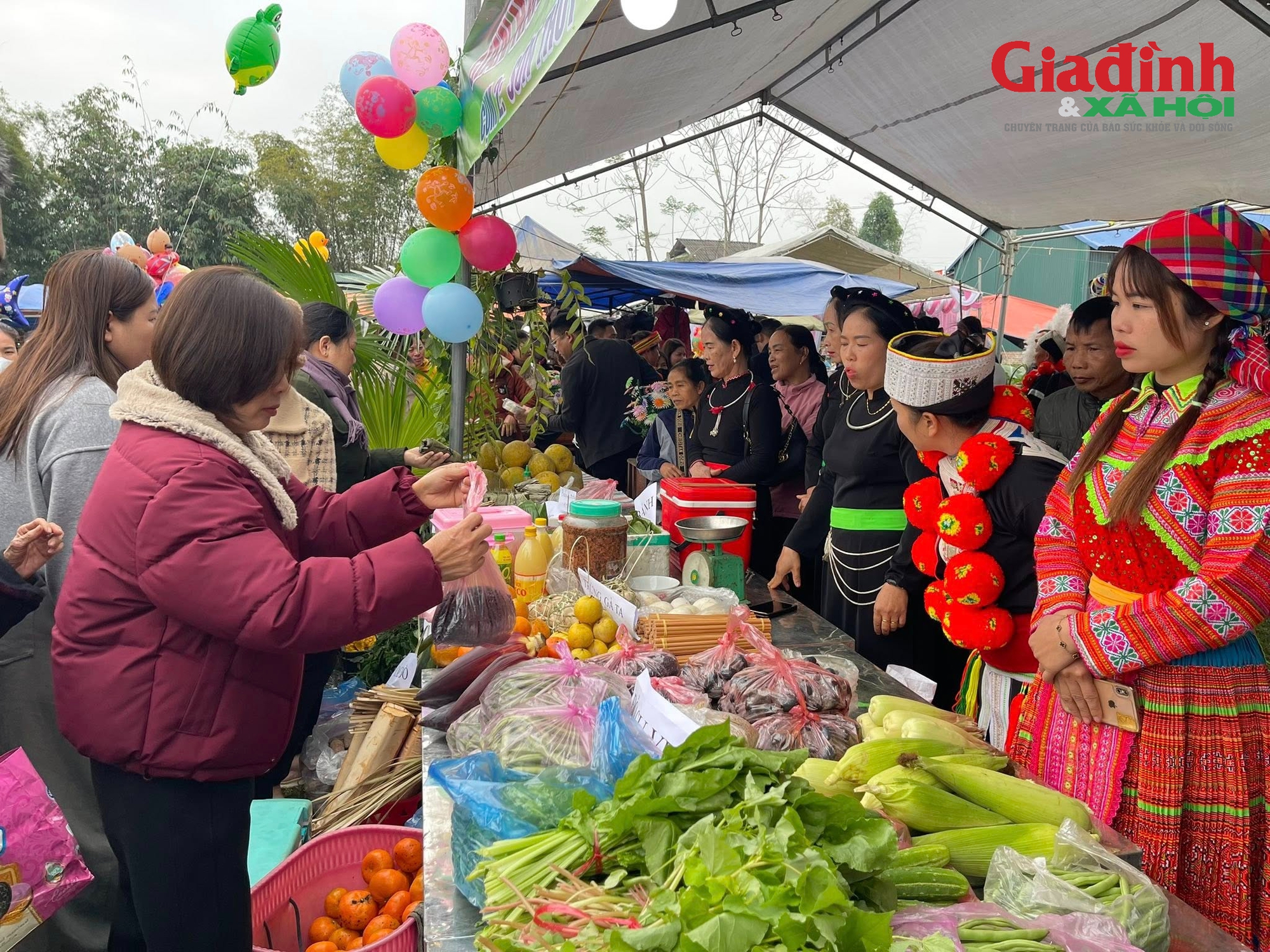 Ng&agrave;y hội chợ qu&ecirc; T&acirc;n Mỹ: Bảo vệ người ti&ecirc;u d&ugrave;ng với đặc sản gi&aacute; rẻ - Ảnh 4.