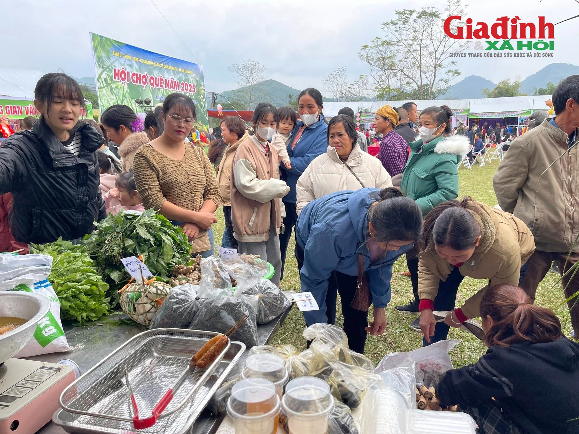 Ng&agrave;y hội chợ qu&ecirc; T&acirc;n Mỹ: Bảo vệ người ti&ecirc;u d&ugrave;ng với đặc sản gi&aacute; rẻ - Ảnh 5.