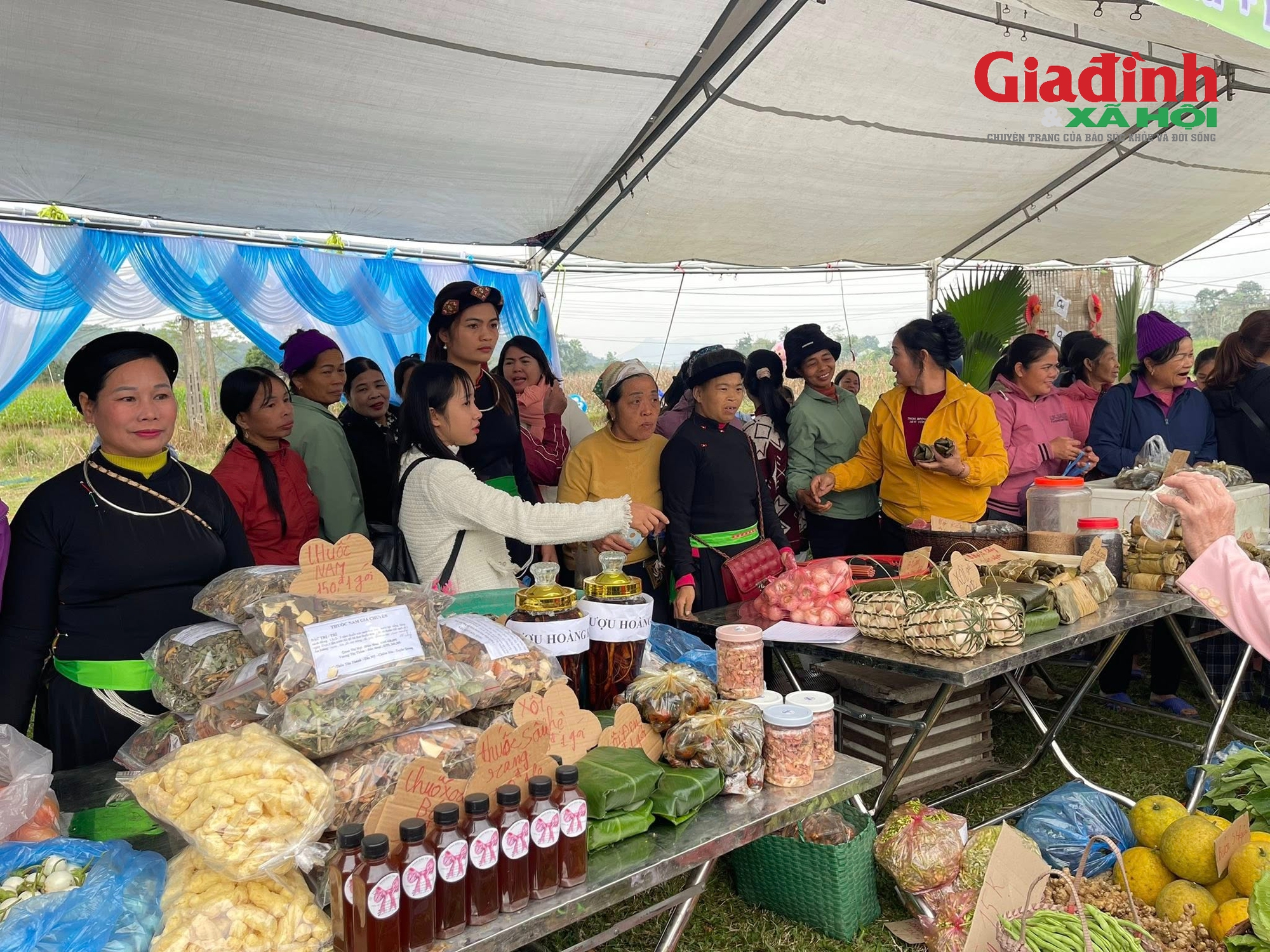 Ng&agrave;y hội chợ qu&ecirc; T&acirc;n Mỹ: Bảo vệ người ti&ecirc;u d&ugrave;ng với đặc sản gi&aacute; rẻ - Ảnh 6.