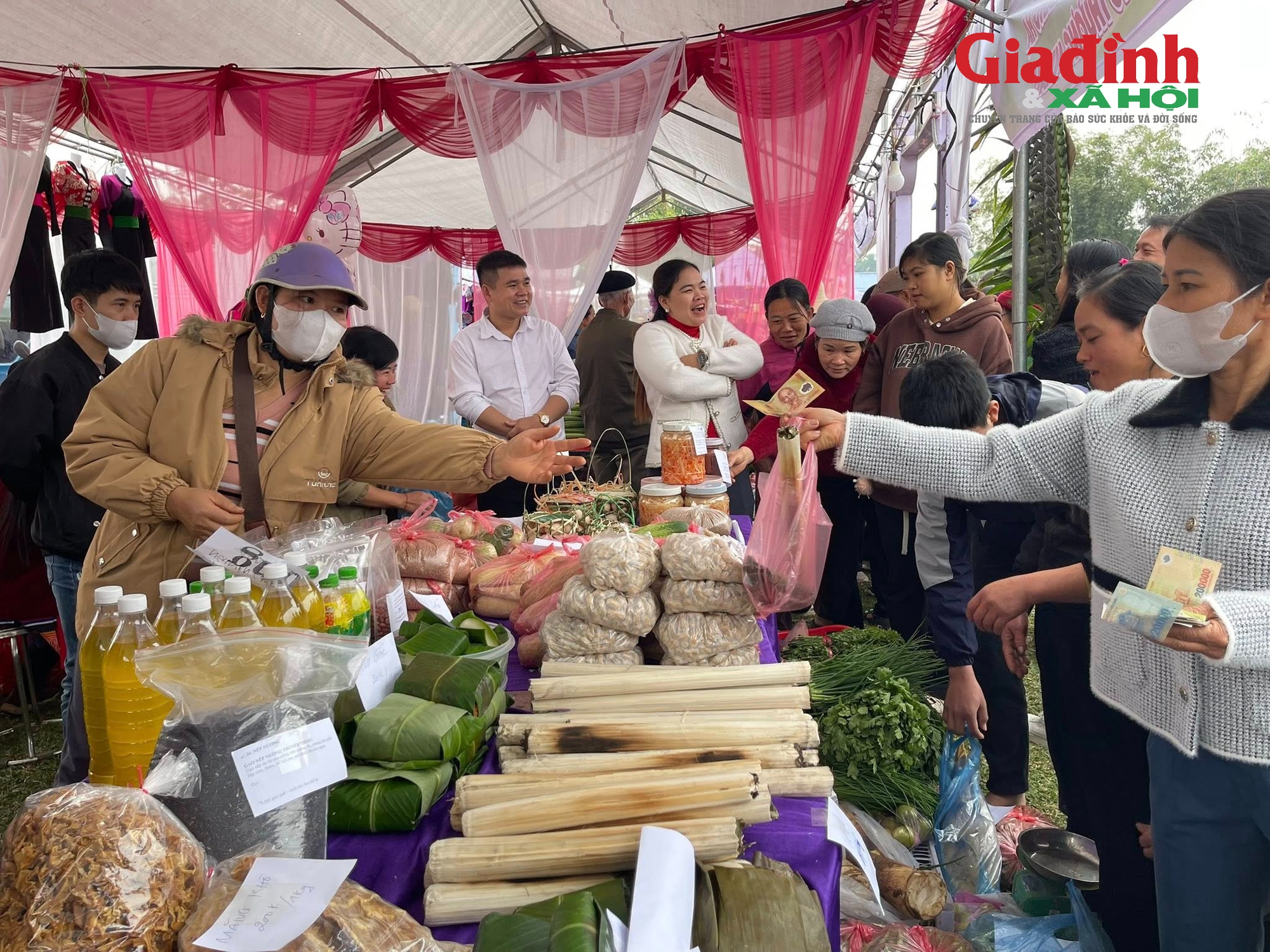 Ng&agrave;y hội chợ qu&ecirc; T&acirc;n Mỹ: Bảo vệ người ti&ecirc;u d&ugrave;ng với đặc sản gi&aacute; rẻ - Ảnh 7.