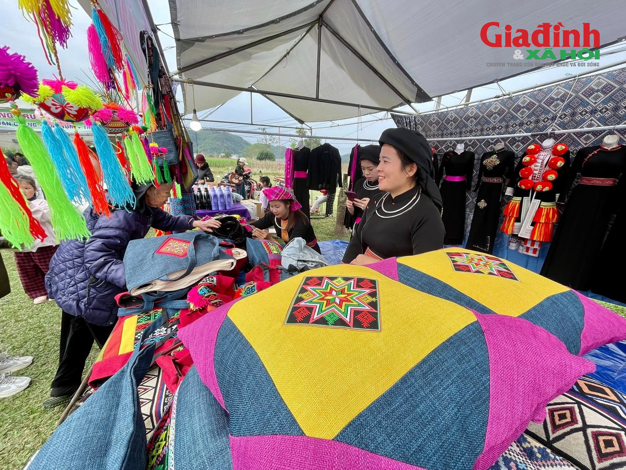 Ng&agrave;y hội chợ qu&ecirc; T&acirc;n Mỹ: Bảo vệ người ti&ecirc;u d&ugrave;ng với đặc sản gi&aacute; rẻ - Ảnh 8.