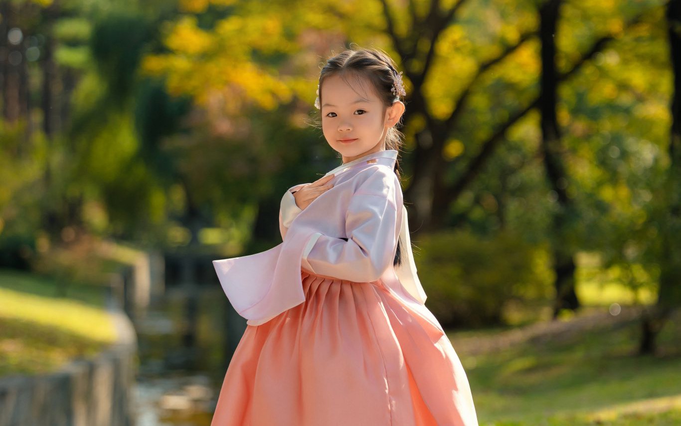 Con gái Cường đô la - Đàm Thu Trang diện Hanbok xinh như công chúa