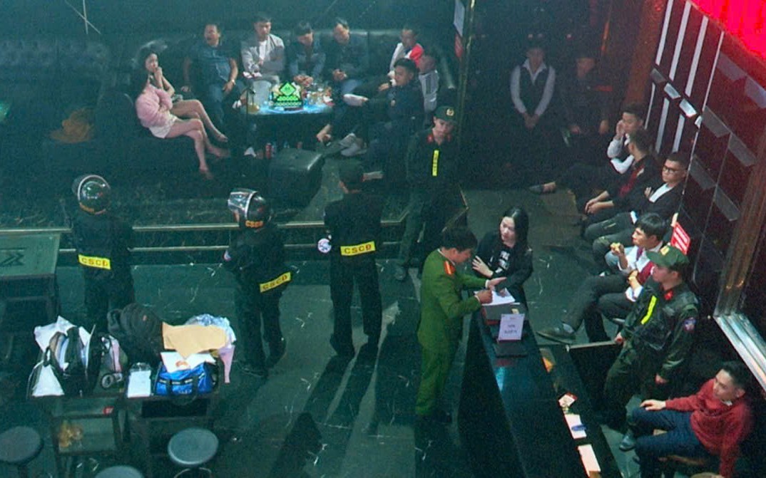 Ninh B&igrave;nh: Đột k&iacute;ch 2 qu&aacute;n bar, ph&aacute;t hiện nhiều người dương t&iacute;nh ma tu&yacute;