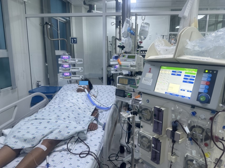 Cứu sống bé 15 tuổi sốc sốt xuất huyết nặng, biến chứng tổn thương thận gan tụy - Ảnh 1.