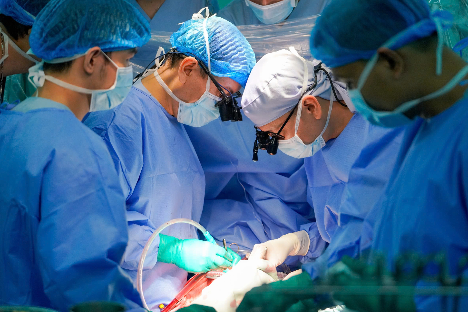 Hành trình 1.600km vận chuyển trái tim, giành giật sự sống cho bé trai 9 tuổi - Ảnh 1.