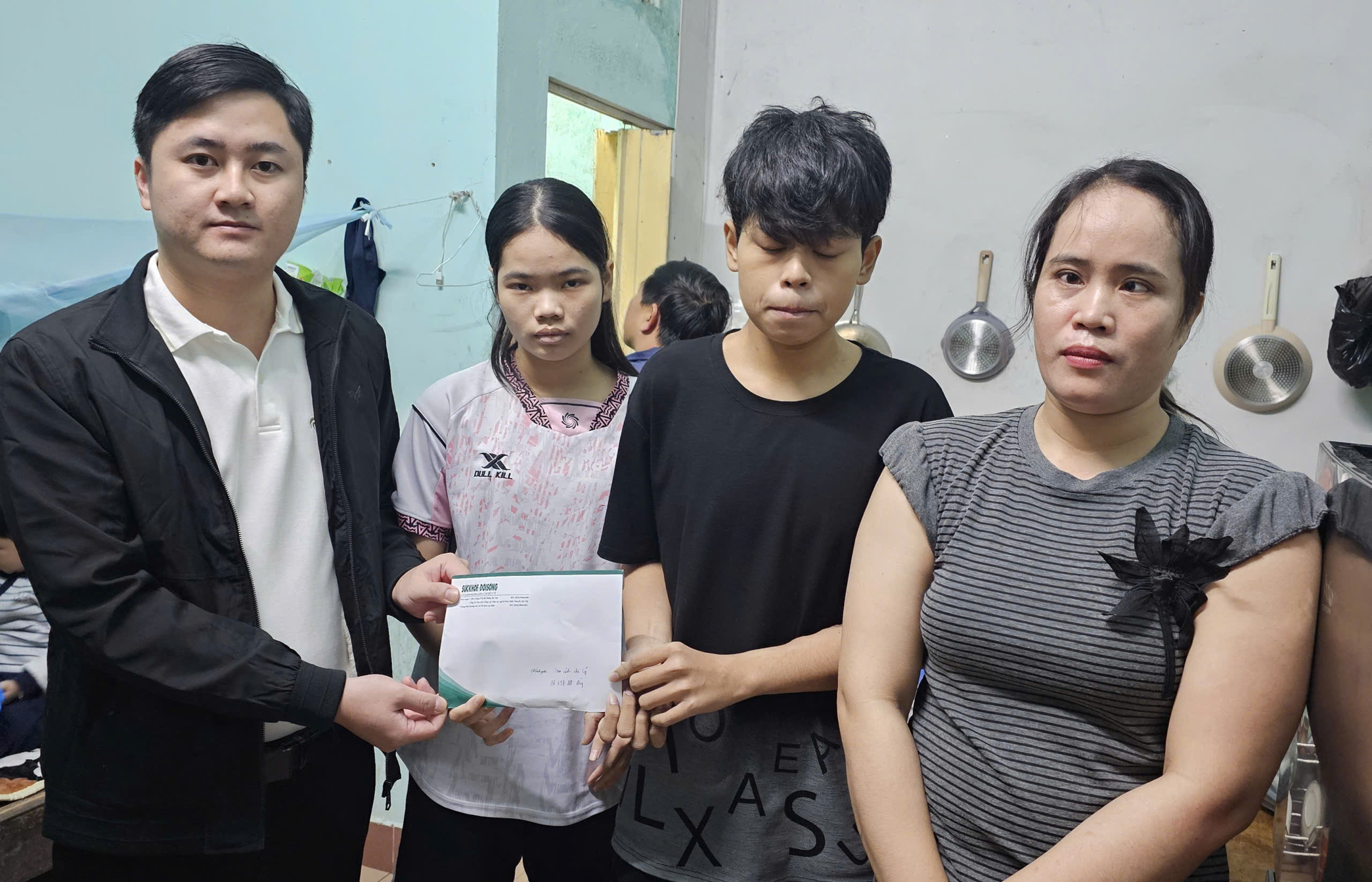 Kết chuyển tấm lòng bạn đọc Báo Sức khỏe và Đời sống đến với 2 hoàn cảnh khó khăn  - Ảnh 1.