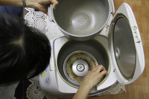 Cách vệ sinh nồi cơm điện trong vòng nốt nhạc khiến vi khuẩn không lây lan - Ảnh 2.