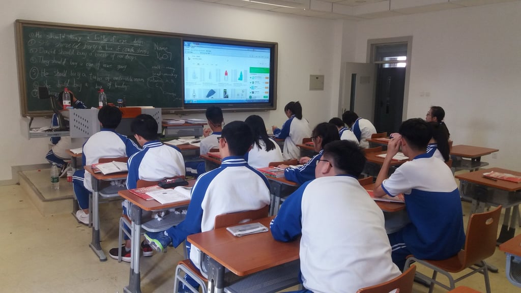 Đọc truyện trinh th&aacute;m qu&aacute; nhiều, học sinh d&ugrave;ng bụi phấn để bẻ kh&oacute;a k&eacute;t sắt điện thoại trong lớp - Ảnh 2.