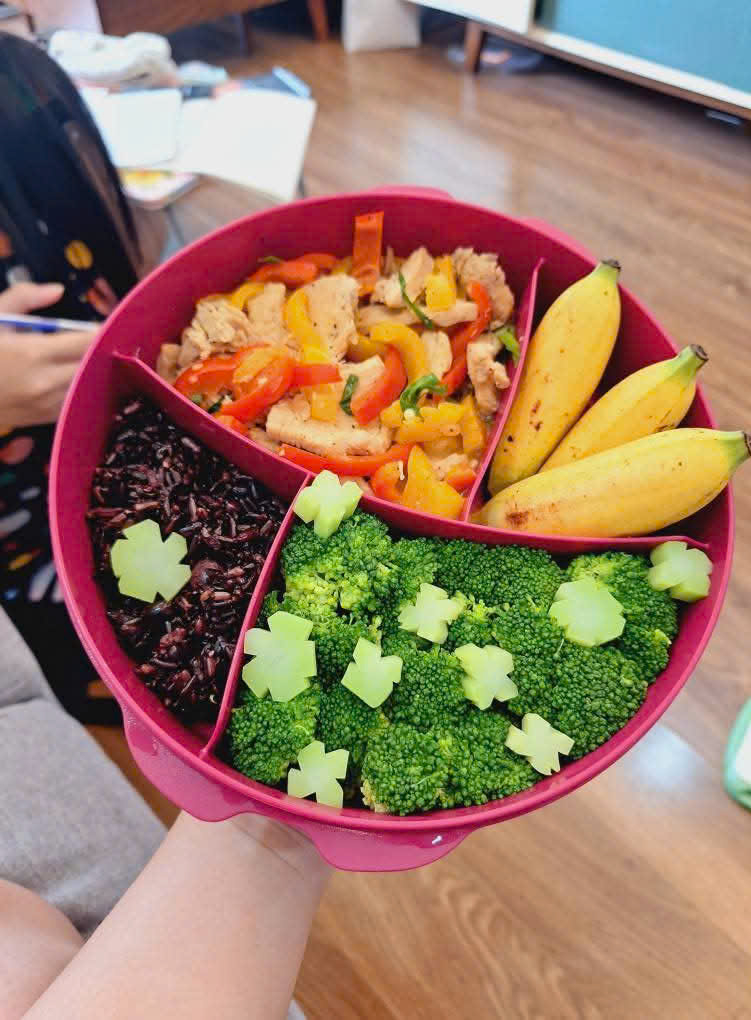 Tự nấu cơm mang đi l&agrave;m, mẹ 8X giảm 15 kg sau 9 th&aacute;ng - Ảnh 7.