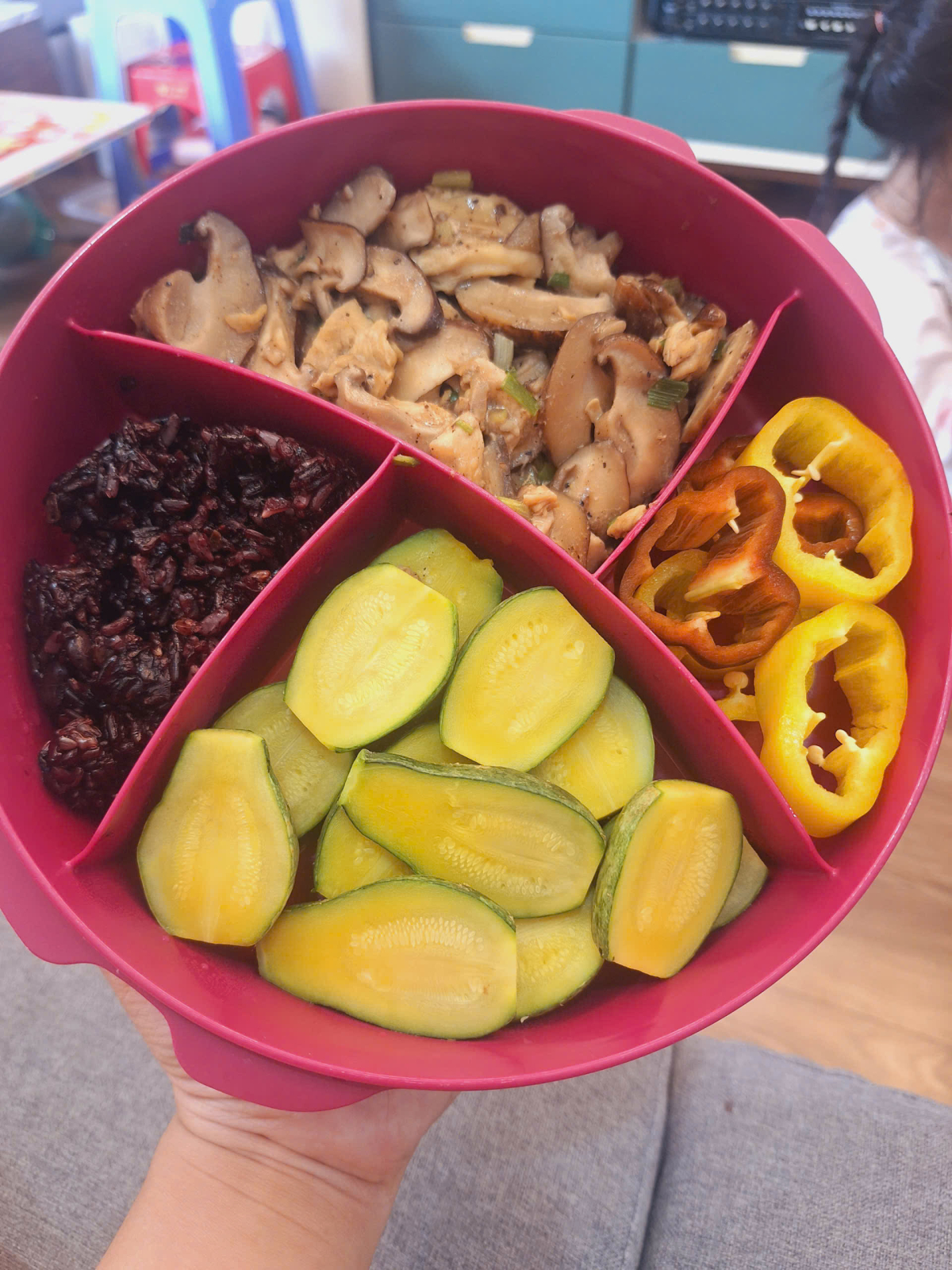 Tự nấu cơm mang đi l&agrave;m, mẹ 8X giảm 15 kg sau 9 th&aacute;ng - Ảnh 11.