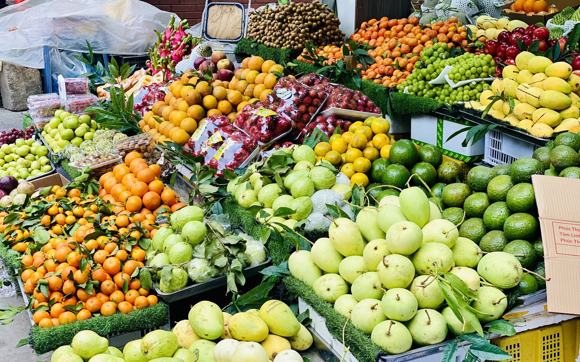 Cam gi&aacute; rẻ b&aacute;n đầy thị trường, tiểu thương chia sẻ &ldquo;mẹo&rdquo; ph&acirc;n biệt cam Cao Phong chuẩn v&agrave; h&agrave;ng Trung Quốc - Ảnh 6.