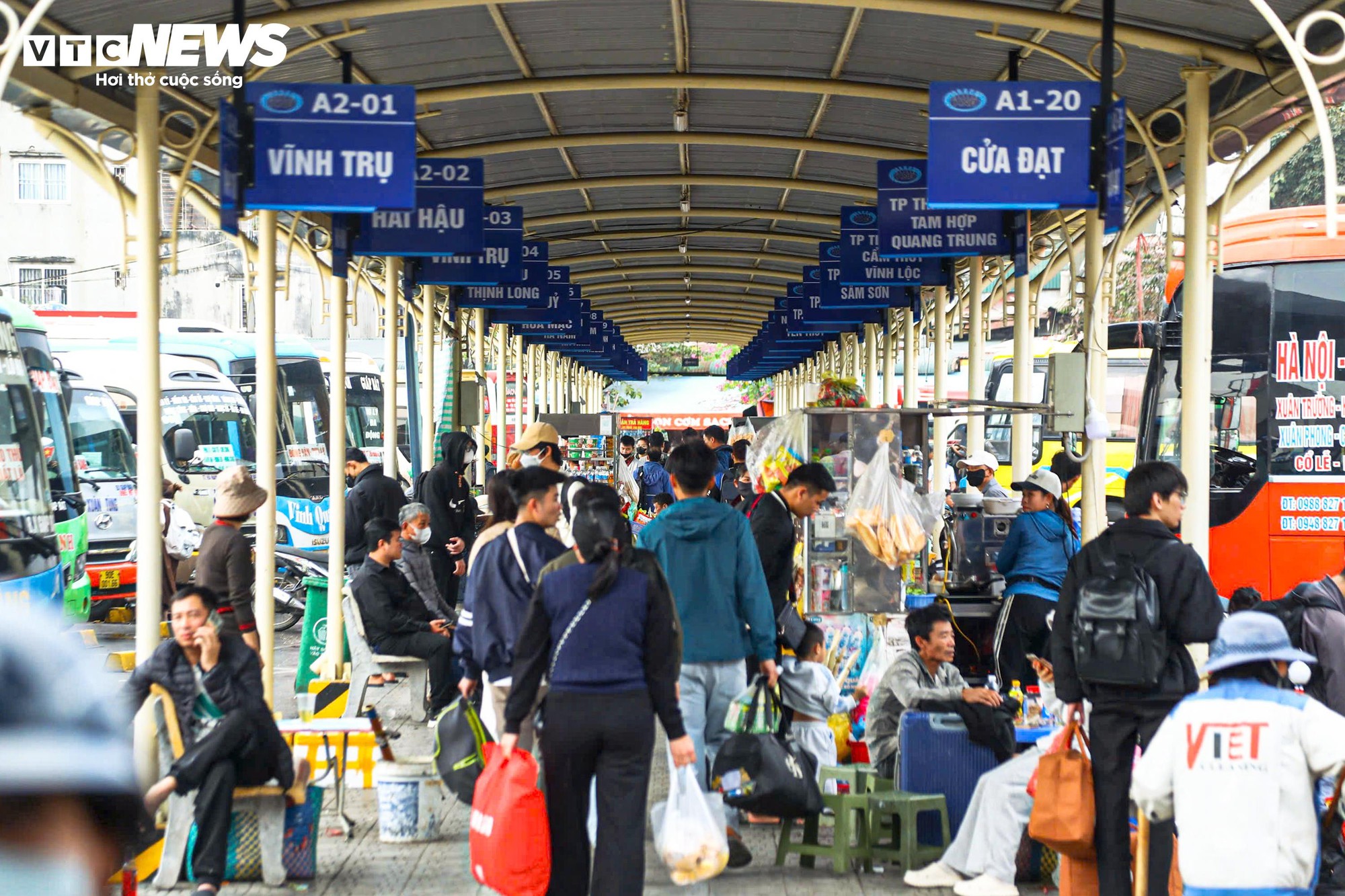 Đường H&agrave; Nội kẹt cứng trong ng&agrave;y l&agrave;m việc cuối c&ugrave;ng của năm 2025 - Ảnh 8.