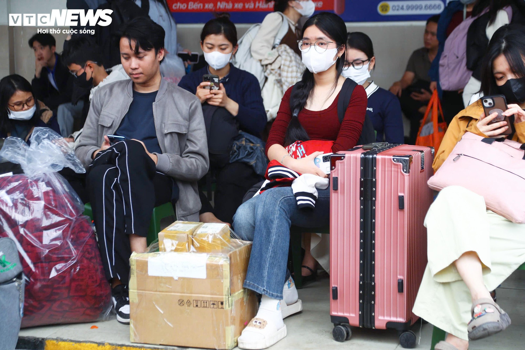 Đường H&agrave; Nội kẹt cứng trong ng&agrave;y l&agrave;m việc cuối c&ugrave;ng của năm 2025 - Ảnh 10.