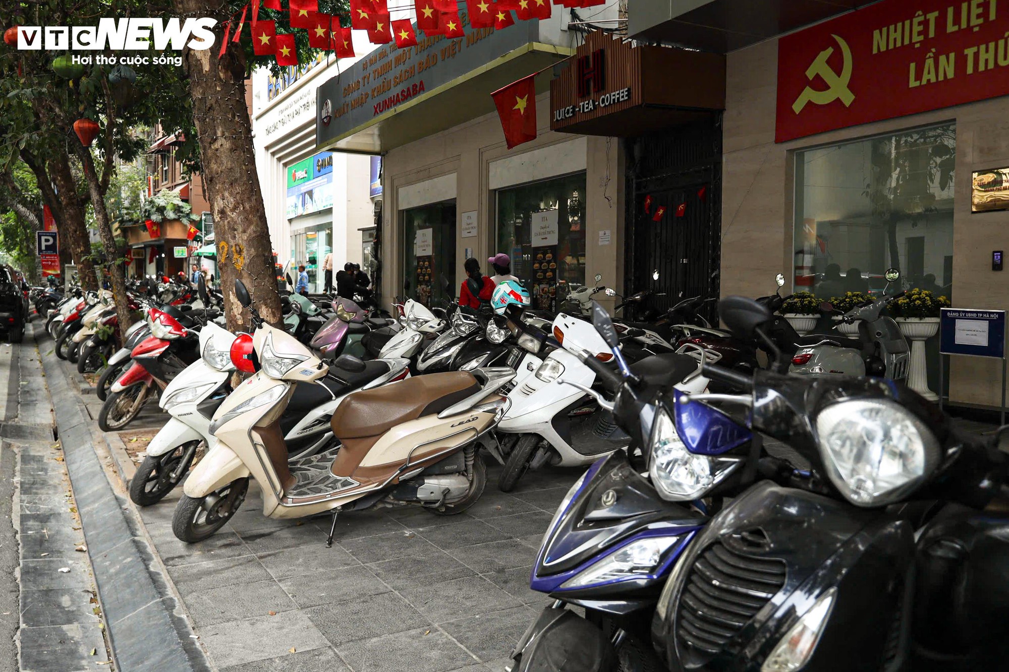 Đường H&agrave; Nội kẹt cứng trong ng&agrave;y l&agrave;m việc cuối c&ugrave;ng của năm 2025 - Ảnh 16.