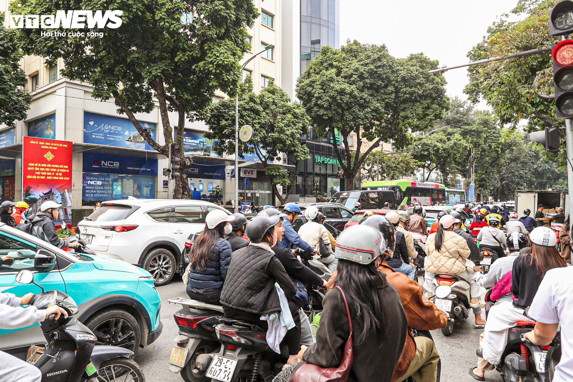 Đường H&agrave; Nội kẹt cứng trong ng&agrave;y l&agrave;m việc cuối c&ugrave;ng của năm 2025 - Ảnh 11.