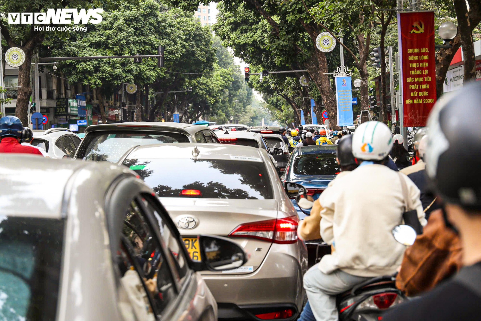 Đường H&agrave; Nội kẹt cứng trong ng&agrave;y l&agrave;m việc cuối c&ugrave;ng của năm 2025 - Ảnh 12.