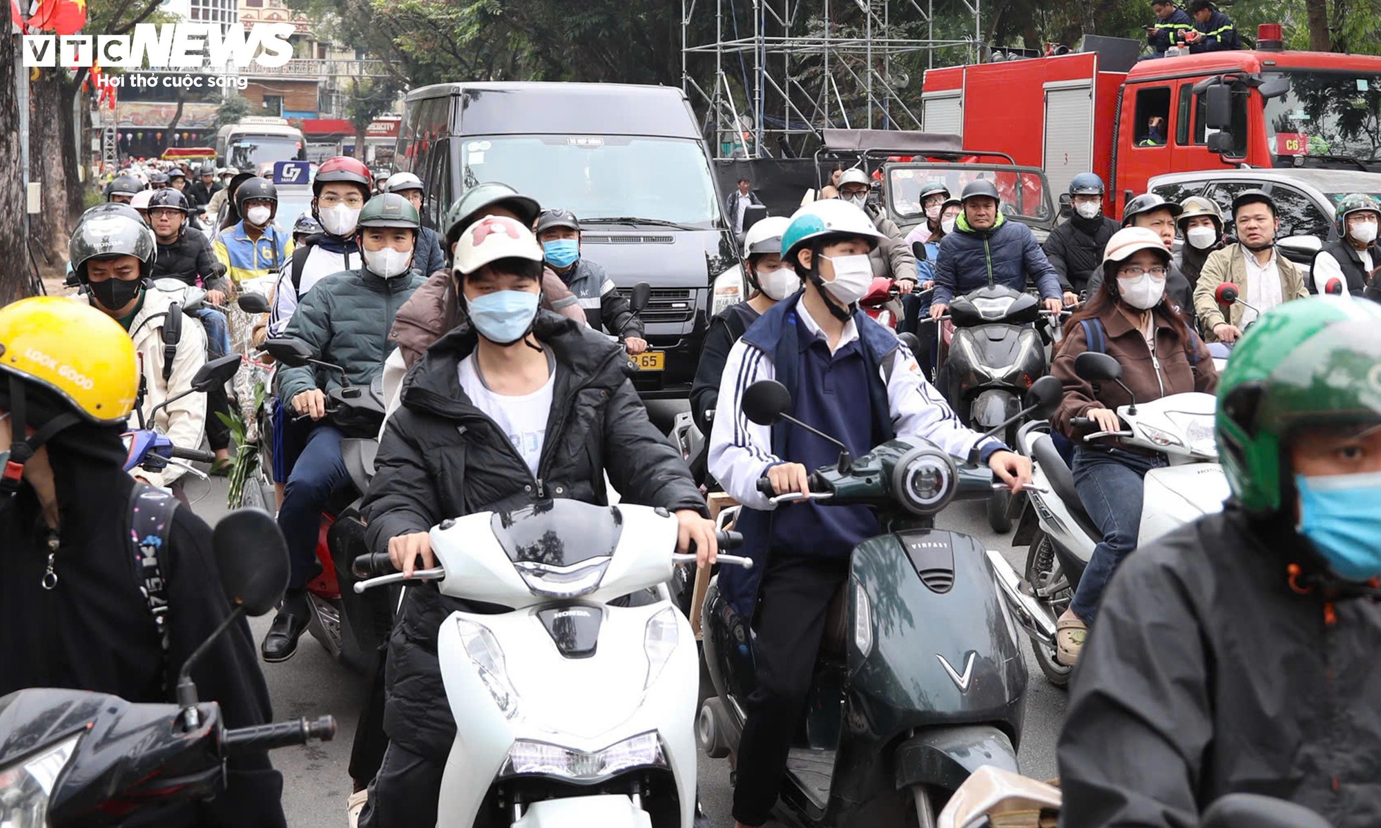 Đường H&agrave; Nội kẹt cứng trong ng&agrave;y l&agrave;m việc cuối c&ugrave;ng của năm 2025 - Ảnh 15.