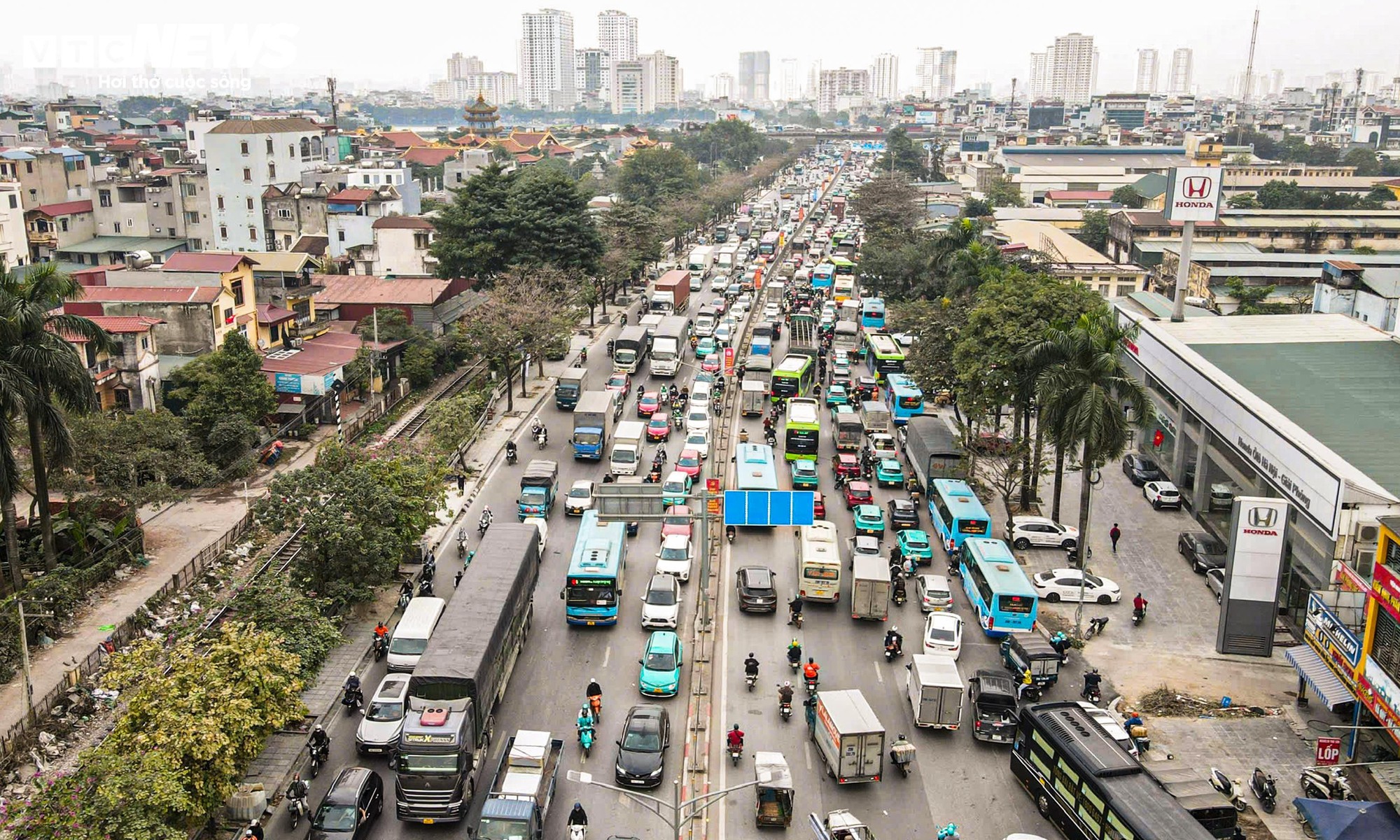 Đường H&agrave; Nội kẹt cứng trong ng&agrave;y l&agrave;m việc cuối c&ugrave;ng của năm 2025 - Ảnh 1.